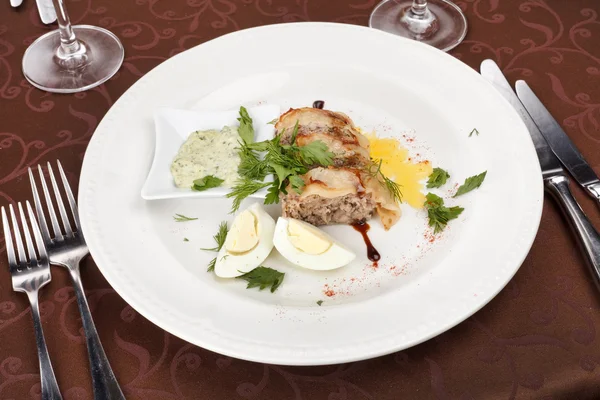 Pastel de carne con huevo y salsa —  Fotos de Stock