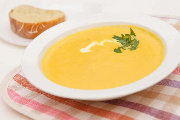 Гарбузовий суп у білій мисці — стокове фото
