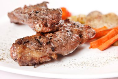 Izgara sebzeli biftek.