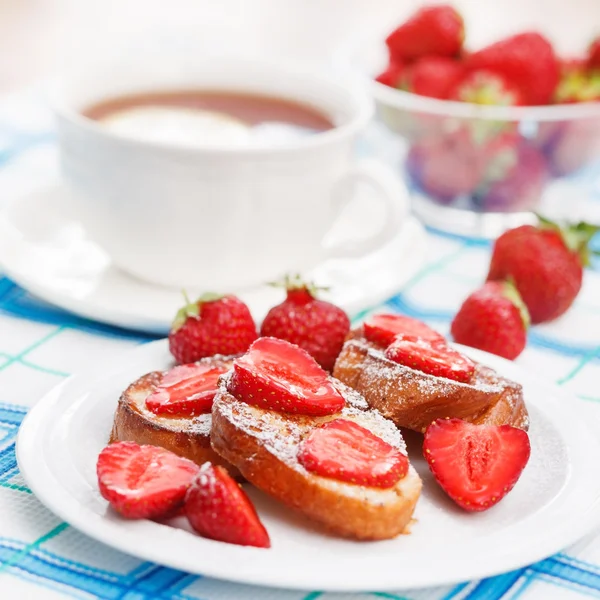 French toasts with powdered sugar and a strawberry — Stock Photo, Image