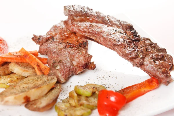 Steak grillezett zöldségekkel — Stock Fotó