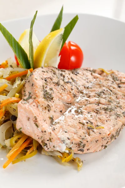 Bife de salmão com legumes — Fotografia de Stock