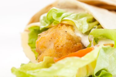 Tavuk ve sebzeli tortilla.