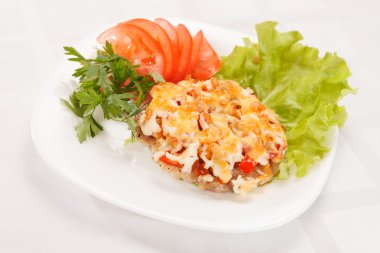 Kızarmış et ve sebze.