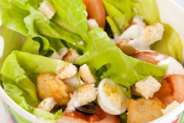 Ensalada con tomate y huevo —  Fotos de Stock