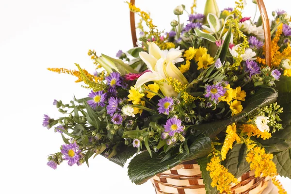 Belles fleurs dans le panier — Photo