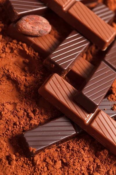 Chocolate con granos de cacao —  Fotos de Stock