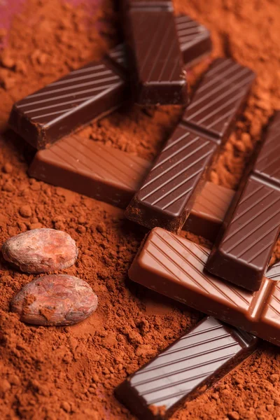 Шоколад с какао-бобами — стоковое фото