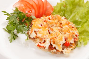 Kızarmış et ve sebze.