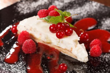 Frenk üzümü ve nane ile Cheesecake