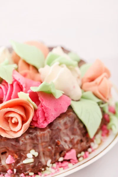 Tasty cake with roses — Stock Photo, Image
