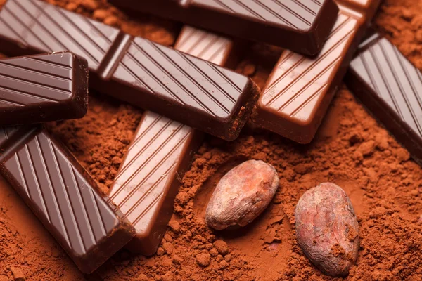 Chocolate with cocoa beans — Stock Photo, Image