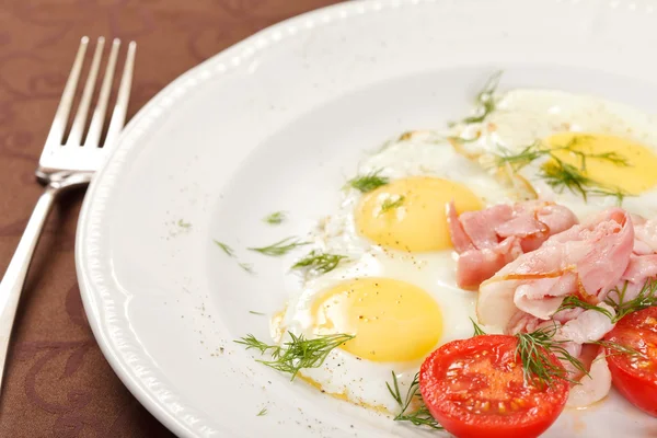 Huevos fritos con tocino y verduras — Foto de Stock