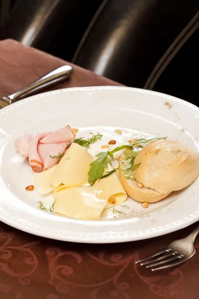 Poached egg with bacon and toast — Stock Photo, Image