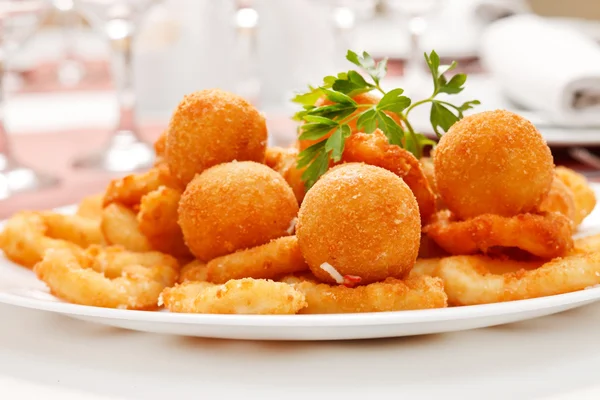 Fried onion rings and cheese balls — Stock Photo, Image