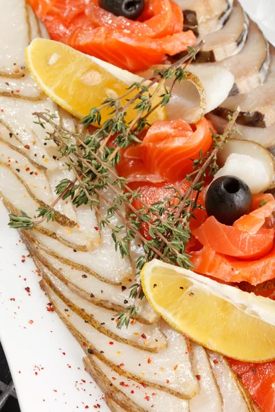 Az ünnepi asztalra fogott halból készült ételekkel — Stock Fotó