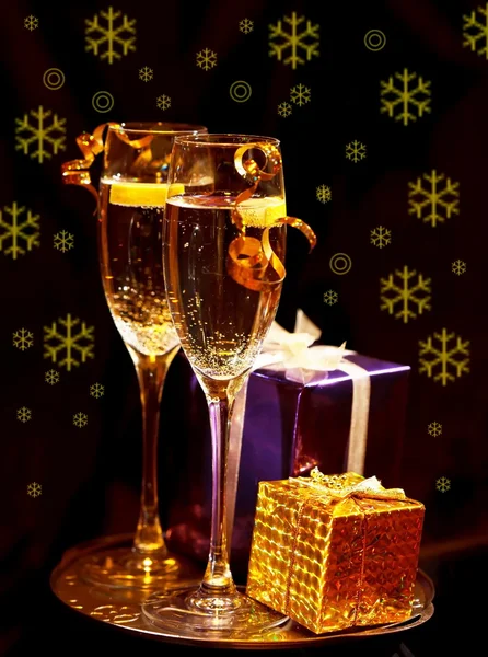 Scatola regalo di Natale con bicchieri di champagne — Foto Stock