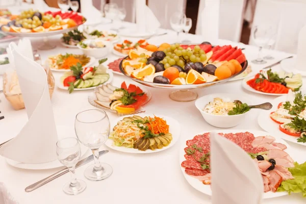 Еда на свадьбе — стоковое фото