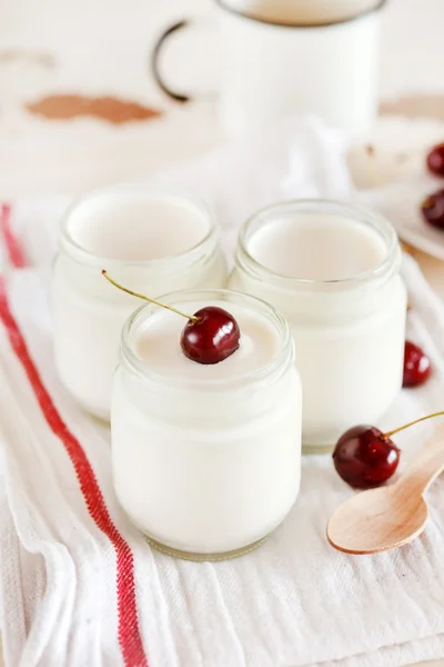 Yoghurt with cherry — Stock Photo, Image