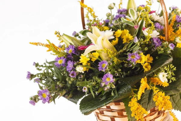 Schöne Blumen im Korb — Stockfoto