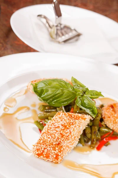 Salmón con verduras — Foto de Stock