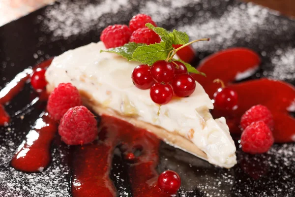 Tarta de queso con grosella roja y menta — Foto de Stock