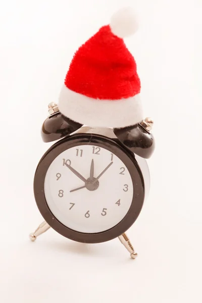 Reloj despertador con sombrero de navidad en — Foto de Stock