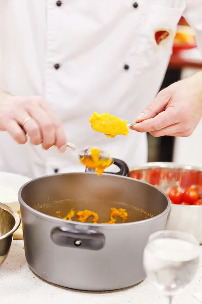 Koch bei der Arbeit — Stockfoto