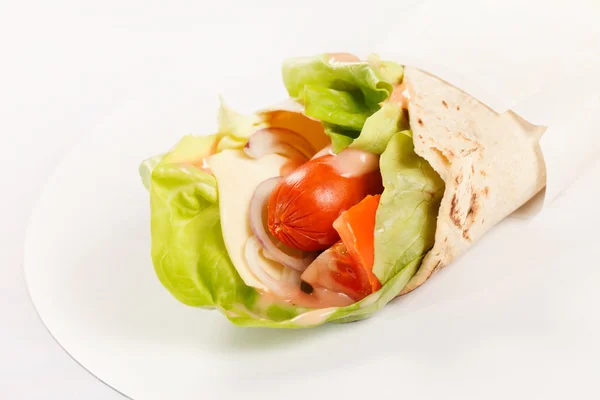 Tortilla con salchichas y verduras — Foto de Stock