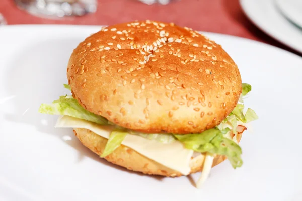 Cheeseburger sur la plaque blanche — Photo