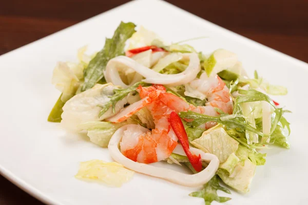 Salade met inktvis en garnalen — Stockfoto