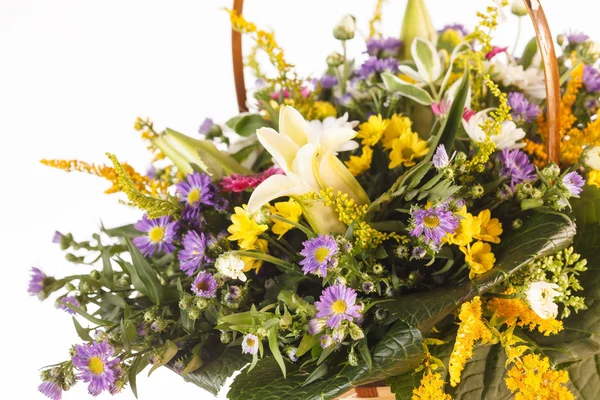 Schöne Blumen im Korb — Stockfoto