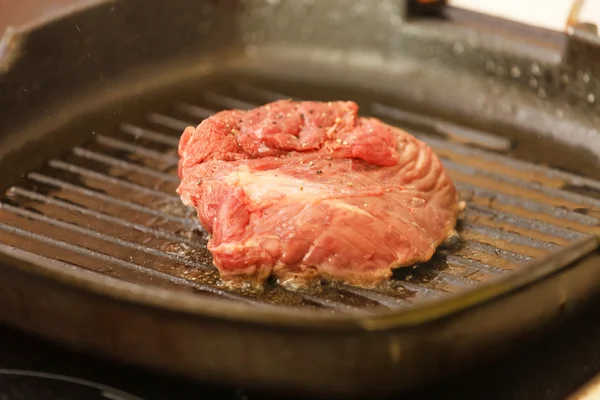 Fleisch ausgefranst auf ausfransender Pfanne — Stockfoto