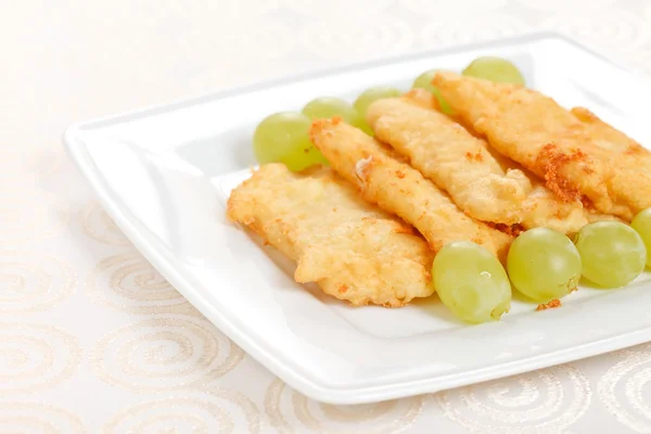 Mozzarella fritta con uva — Foto Stock