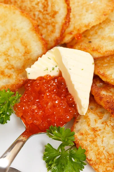 Pfannkuchen mit gebratenen Kartoffeln und Kaviar — Stockfoto