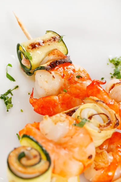 Espetos de camarão com legumes — Fotografia de Stock