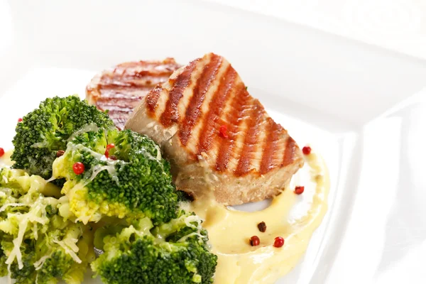 Tonijnsteak met broccoli — Stockfoto