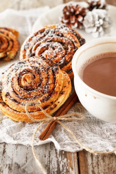 Cinnamon rolls with cocoa — Stock Photo, Image