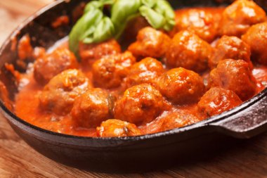 domates soslu köfte