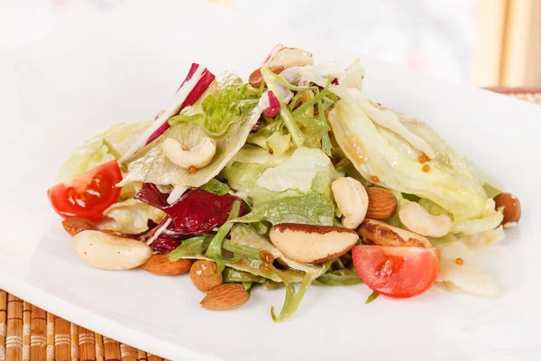 Ensalada con frutos secos — Foto de Stock