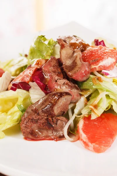 Salada com carne de vaca e toranja — Fotografia de Stock