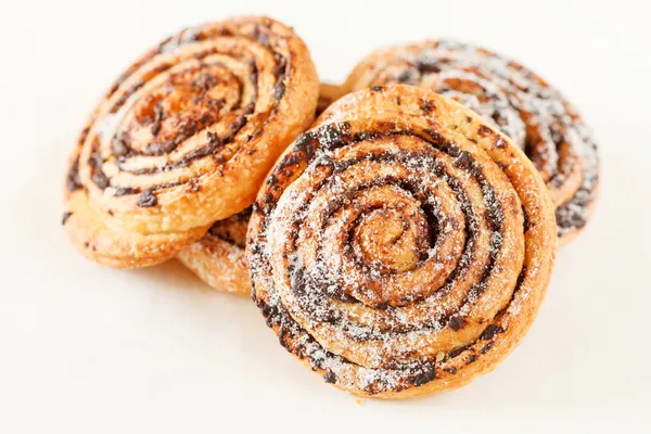 Vers gebakken kaneelbroodjes — Stockfoto