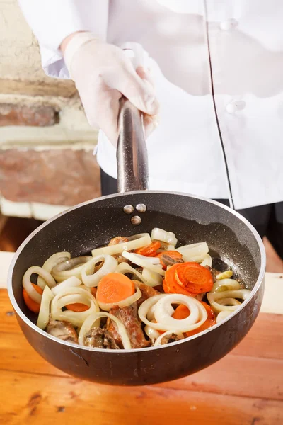 Koch bei der Arbeit — Stockfoto