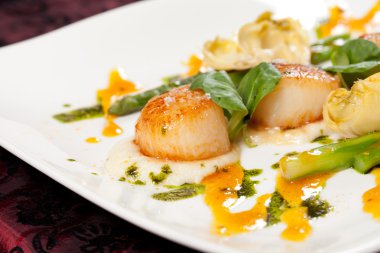 kuşkonmaz ile pişmiş tarak