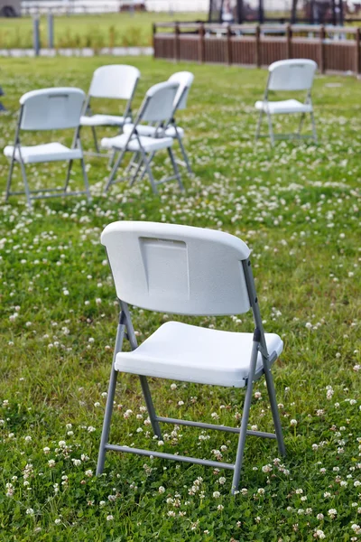 Židle na zelené trávě. — Stock fotografie