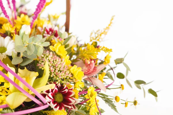 Pěkné květiny v košíku — Stock fotografie
