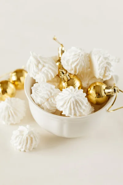 Bolinhos de merengue na mesa de Natal — Fotografia de Stock