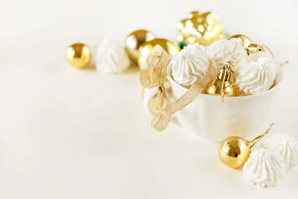 Bolinhos de merengue na mesa de Natal — Fotografia de Stock