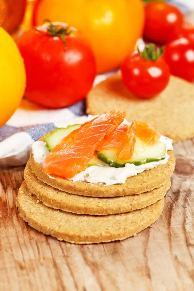 Légumes frais et biscuits à l'avoine — Photo