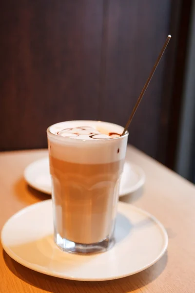 Cappuccino in een glas — Stockfoto